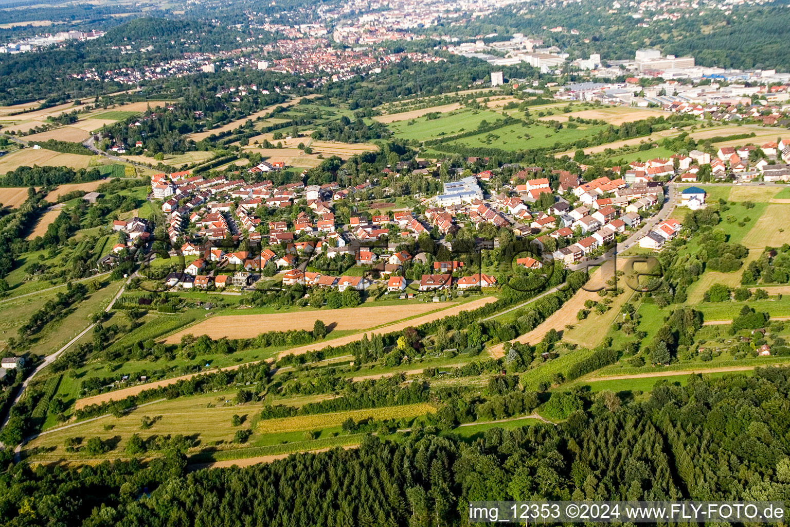 Ortsansicht der Straßen und Häuser der Wohngebiete in Birkenfeld im Bundesland Baden-Württemberg, Deutschland