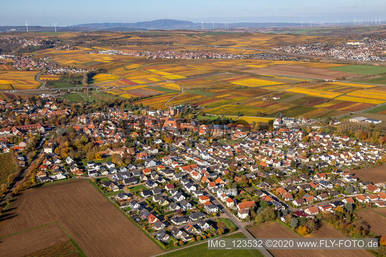 Herbstliche verfärbte Dorf - Ansicht in Kirchheim an der Weinstraße im Bundesland Rheinland-Pfalz, Deutschland