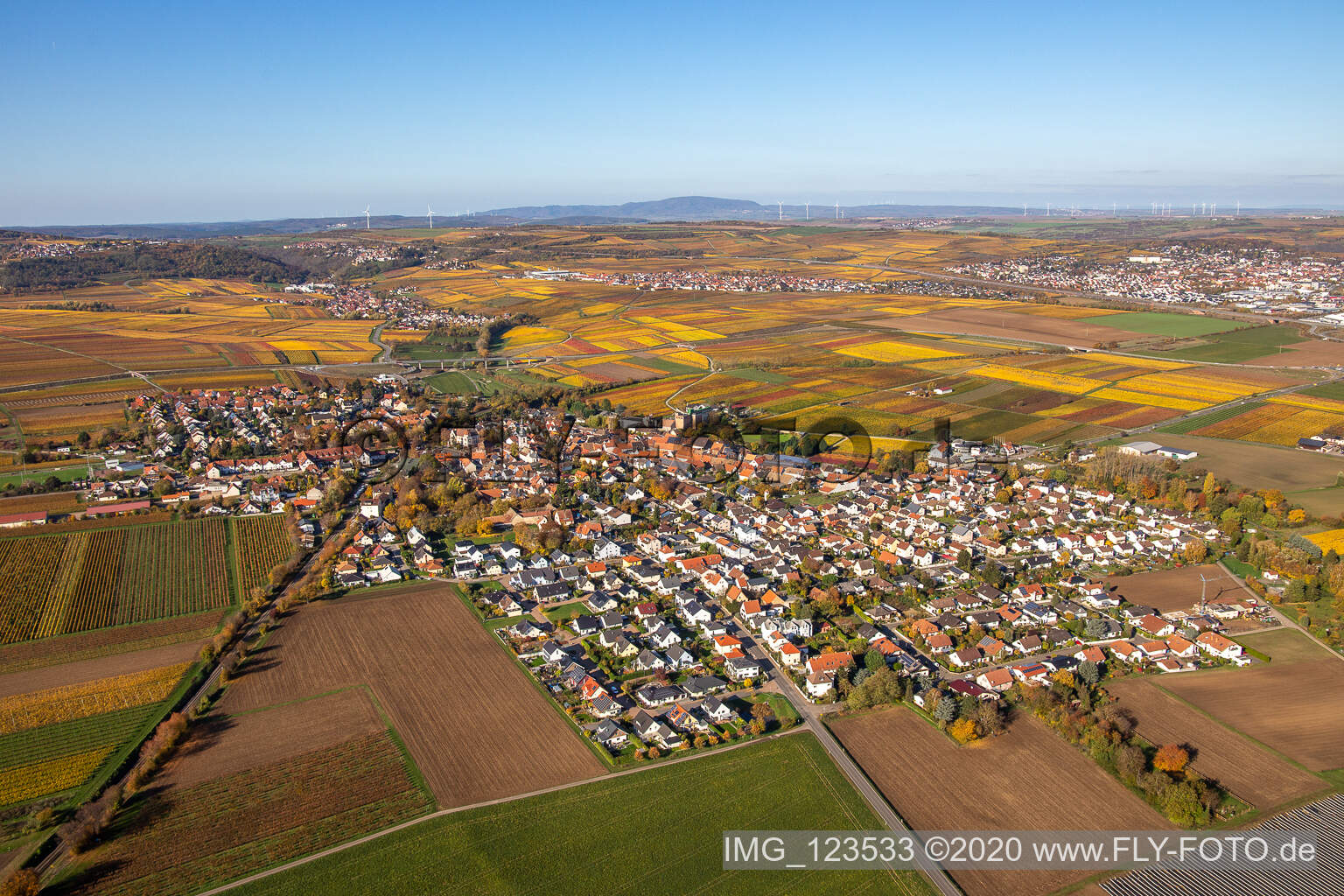 Luftbild von Herbstliche verfärbte Dorf - Ansicht in Kirchheim an der Weinstraße im Bundesland Rheinland-Pfalz, Deutschland
