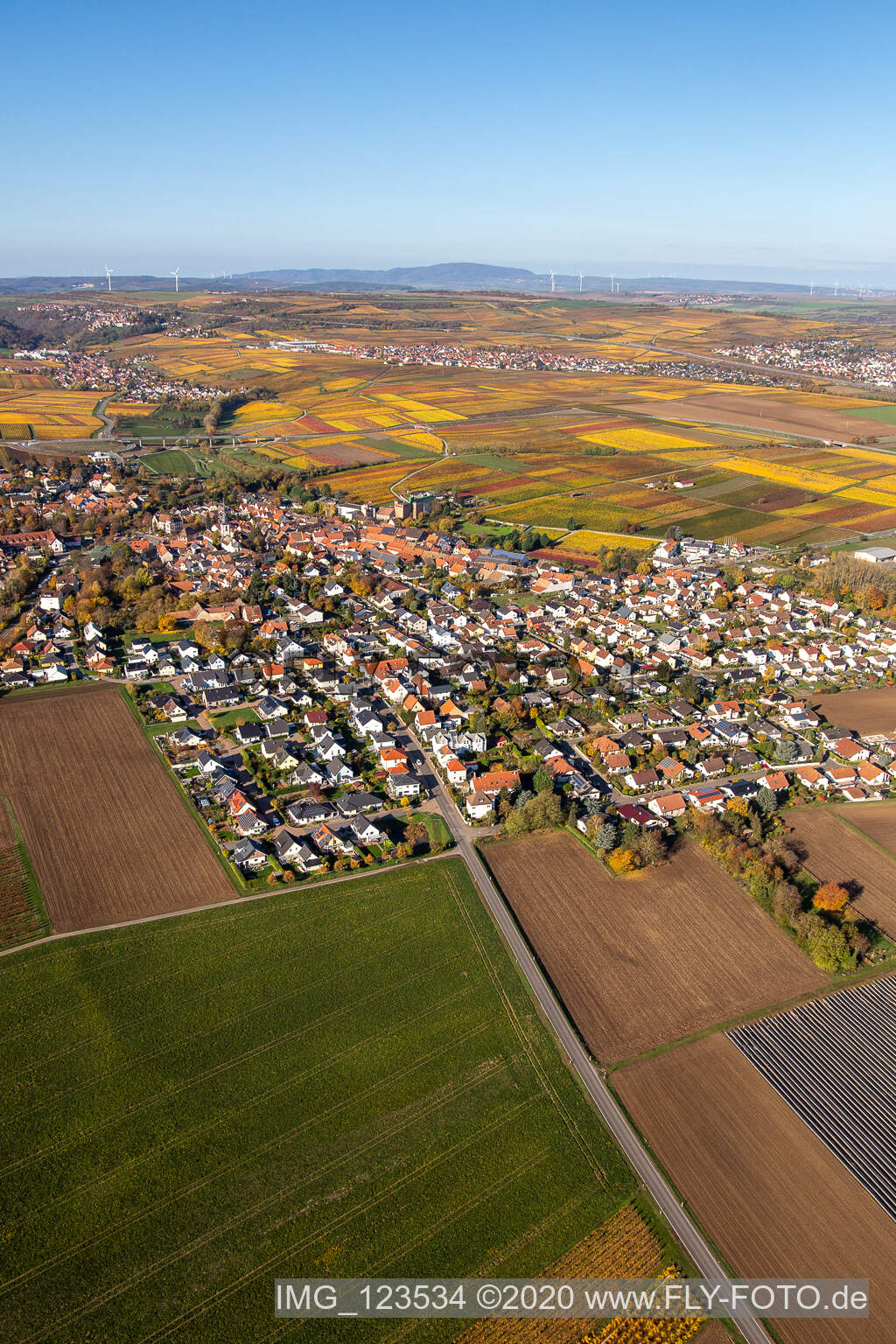 Luftaufnahme von Herbstliche verfärbte Dorf - Ansicht in Kirchheim an der Weinstraße im Bundesland Rheinland-Pfalz, Deutschland