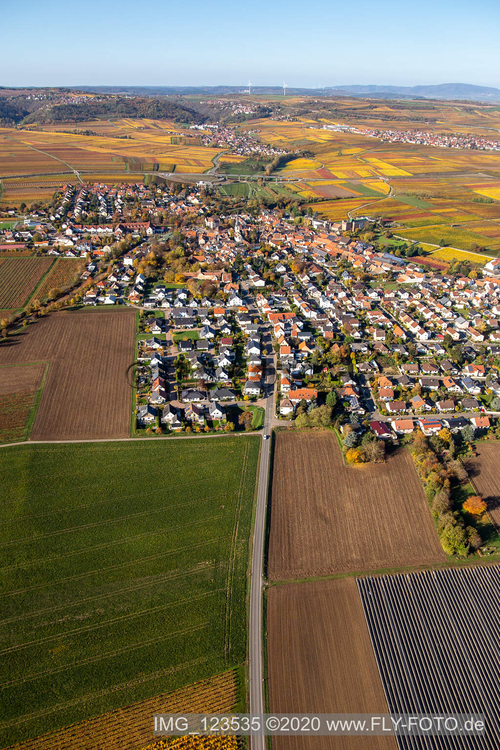 Luftaufnahme von Kirchheim an der Weinstraße im Bundesland Rheinland-Pfalz, Deutschland