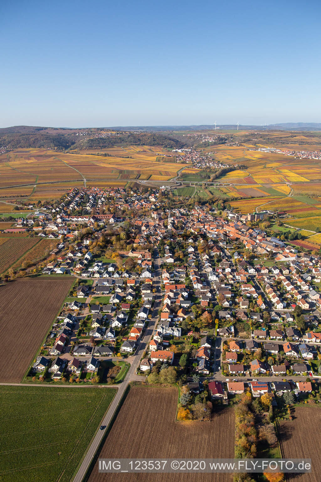 Schrägluftbild von Herbstliche verfärbte Dorf - Ansicht in Kirchheim an der Weinstraße im Bundesland Rheinland-Pfalz, Deutschland