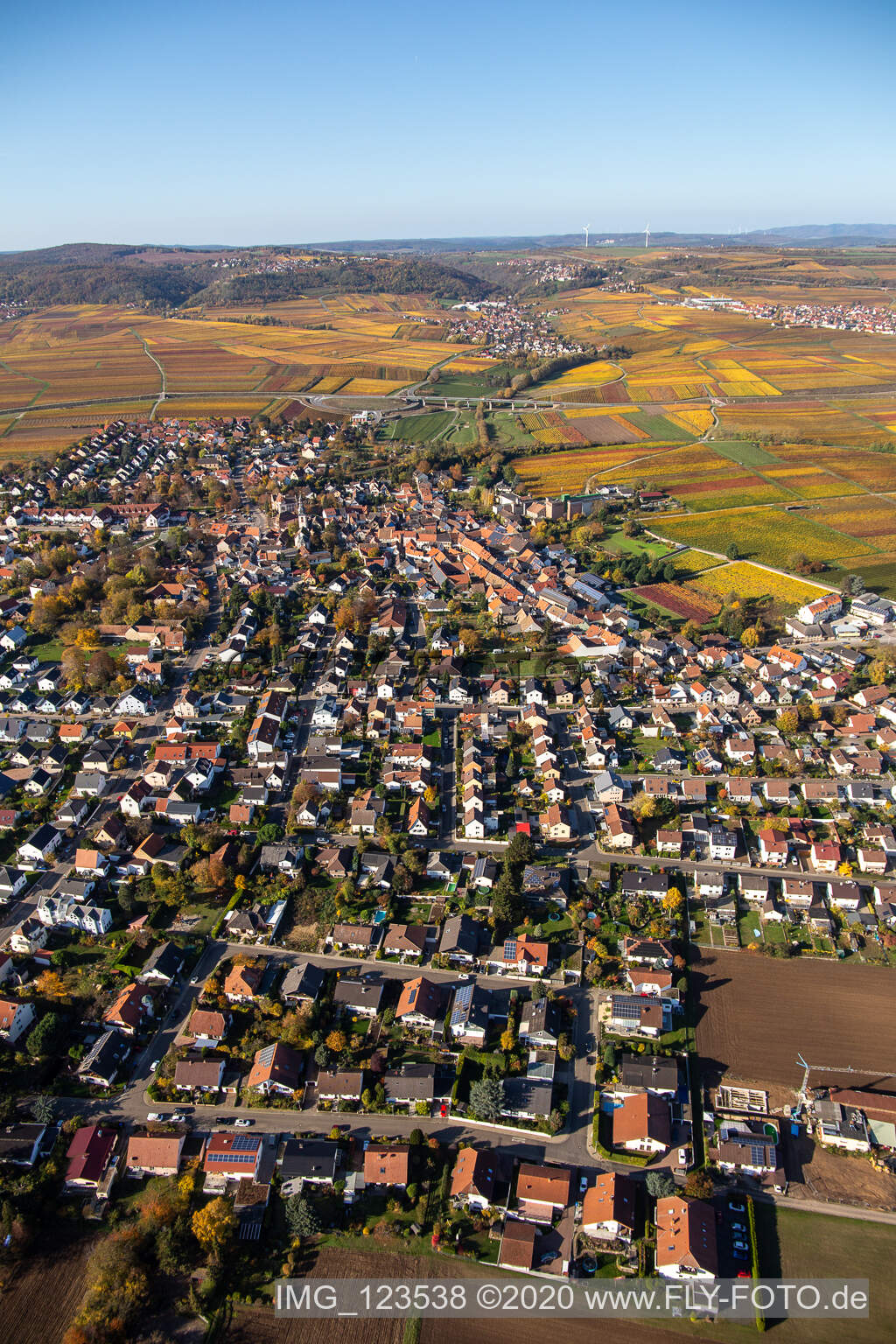 Herbstliche verfärbte Dorf - Ansicht in Kirchheim an der Weinstraße im Bundesland Rheinland-Pfalz, Deutschland von oben