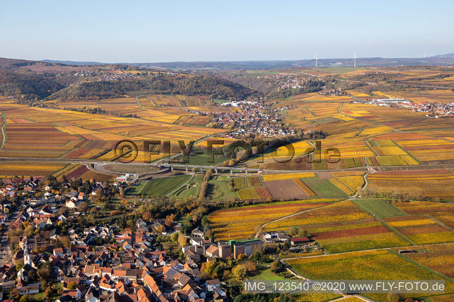 Herbstliche verfärbte Dorf - Ansicht in Kirchheim an der Weinstraße im Bundesland Rheinland-Pfalz, Deutschland aus der Luft