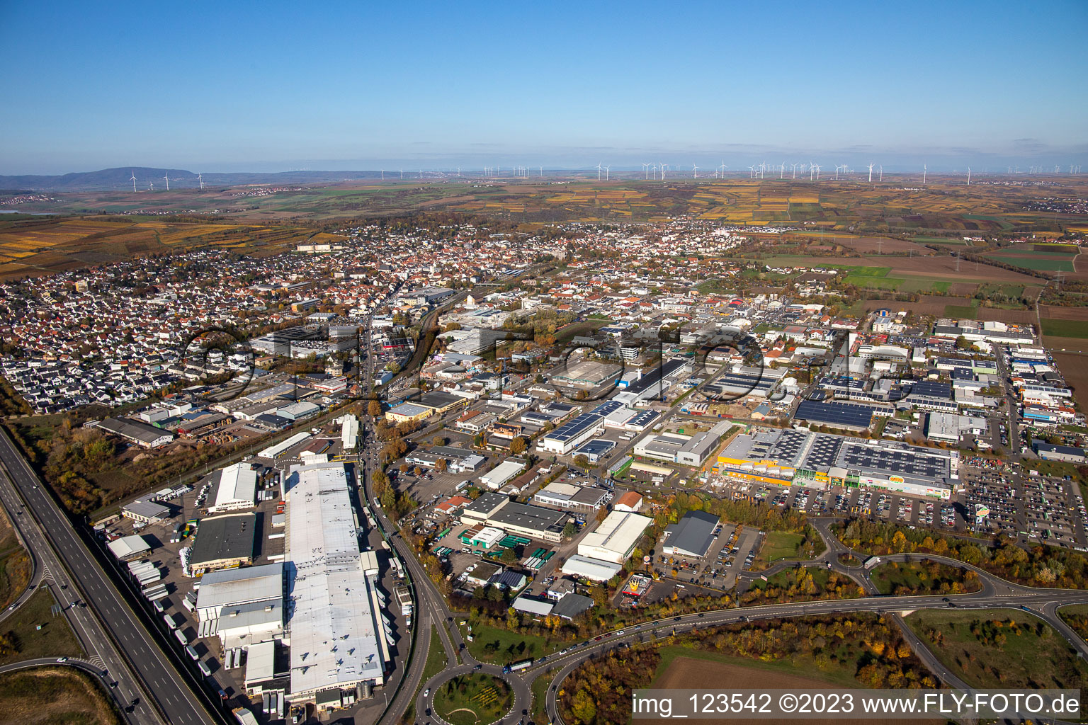 Gebäude und Produktionshallen auf dem Werksgelände Aafes Europa in Grünstadt im Bundesland Rheinland-Pfalz, Deutschland