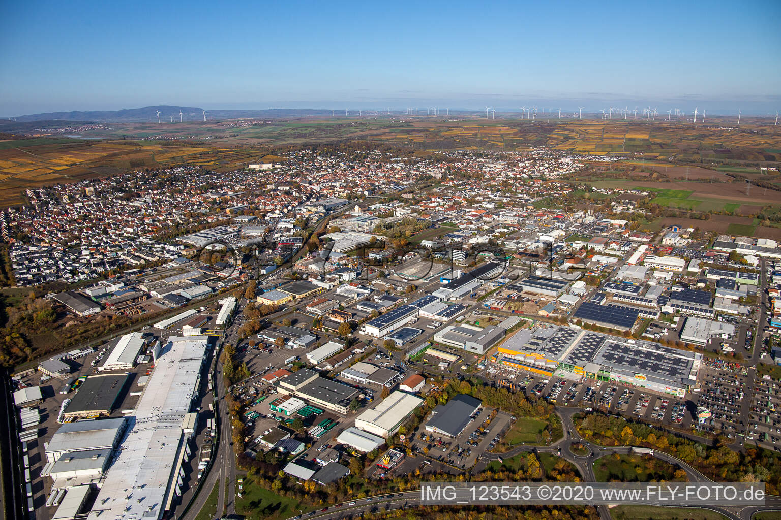 Luftbild von Gebäude und Produktionshallen auf dem Werksgelände Aafes Europa in Grünstadt im Bundesland Rheinland-Pfalz, Deutschland