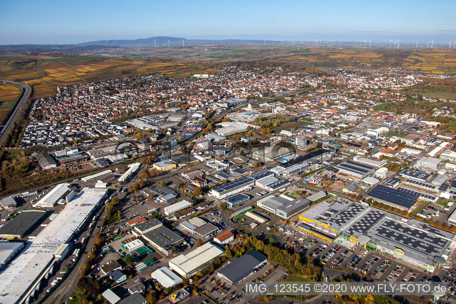 Luftaufnahme von Gebäude und Produktionshallen auf dem Werksgelände Aafes Europa in Grünstadt im Bundesland Rheinland-Pfalz, Deutschland
