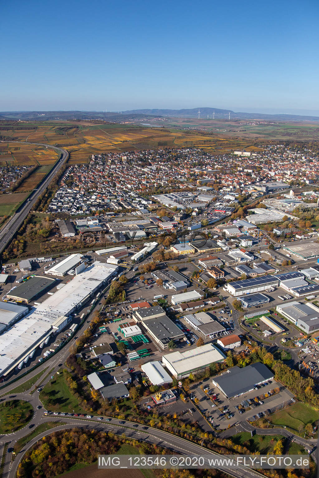 Schrägluftbild von Gebäude und Produktionshallen auf dem Werksgelände Aafes Europa in Grünstadt im Bundesland Rheinland-Pfalz, Deutschland