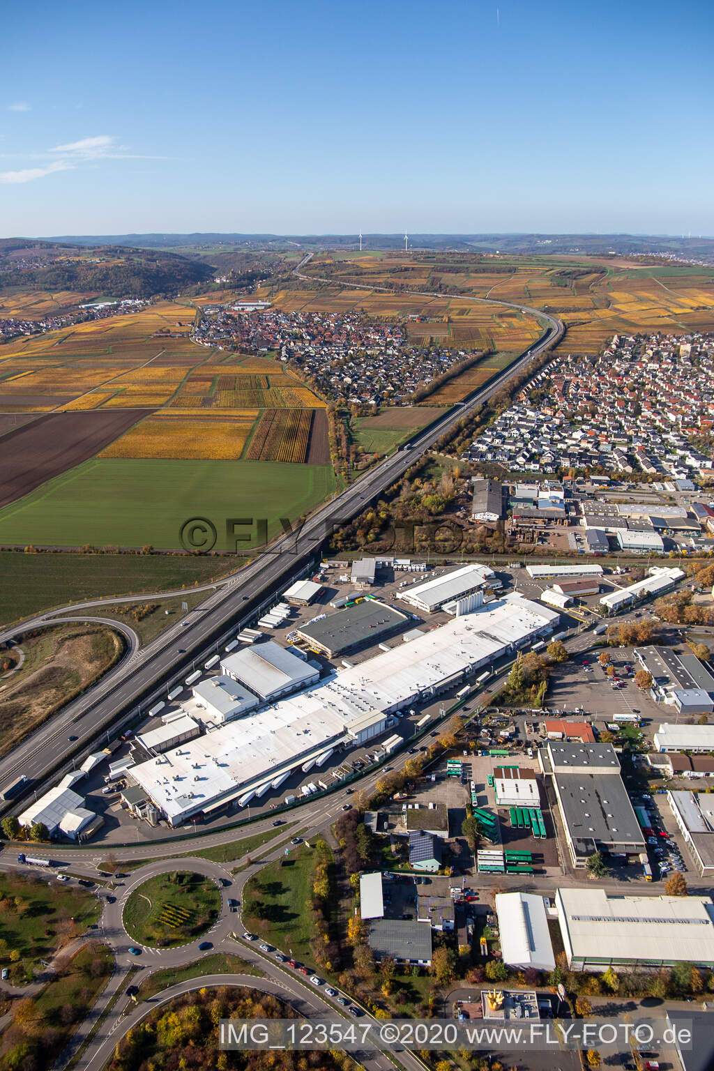 Gebäude und Produktionshallen auf dem Werksgelände Aafes Europa in Grünstadt im Bundesland Rheinland-Pfalz, Deutschland von oben