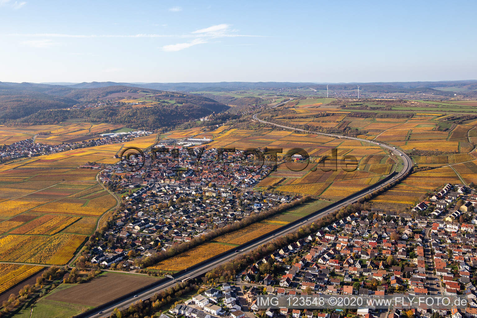 Ortsansicht der Straßen und Häuser der Wohngebiete entlang des Verlaufes der Autobahn BAB A6 in Sausenheim in Grünstadt im Bundesland Rheinland-Pfalz, Deutschland