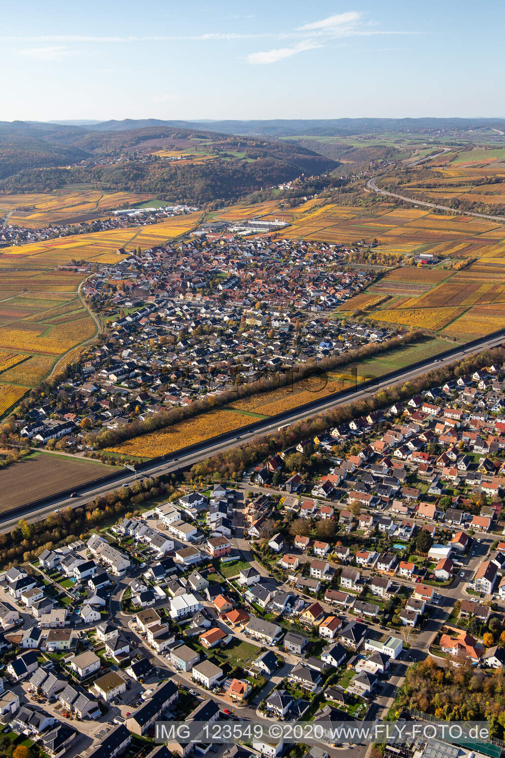Luftbild von Ortsansicht der Straßen und Häuser der Wohngebiete entlang des Verlaufes der Autobahn BAB A6 in Sausenheim in Grünstadt im Bundesland Rheinland-Pfalz, Deutschland
