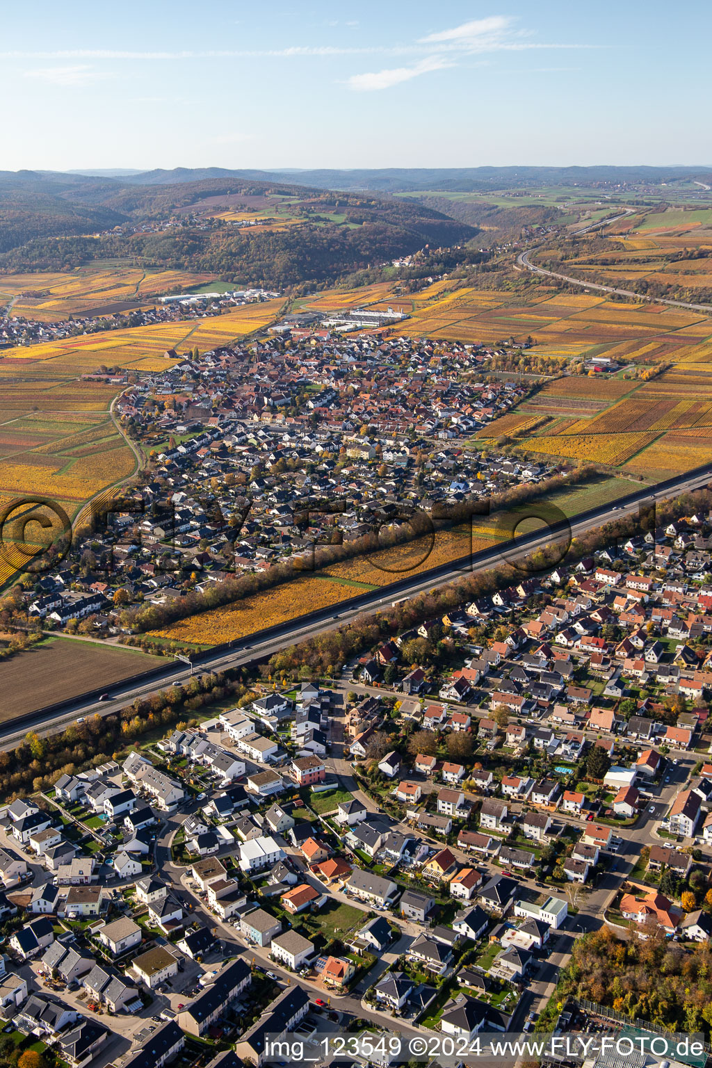 Luftbild von Ortsansicht der Straßen und Häuser der Wohngebiete entlang des Verlaufes der Autobahn BAB A6 in Sausenheim in Grünstadt im Bundesland Rheinland-Pfalz, Deutschland