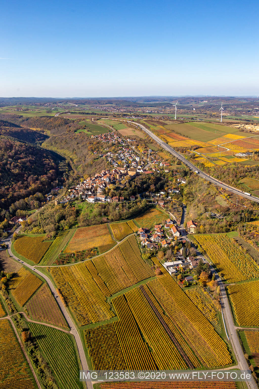 Schrägluftbild von Herbstliche verfärbte Vegetationsansicht Ortskern am Rande von Weinbergen und Winzer- Gütern im Weinbaugebiet in Neuleiningen im Bundesland Rheinland-Pfalz, Deutschland