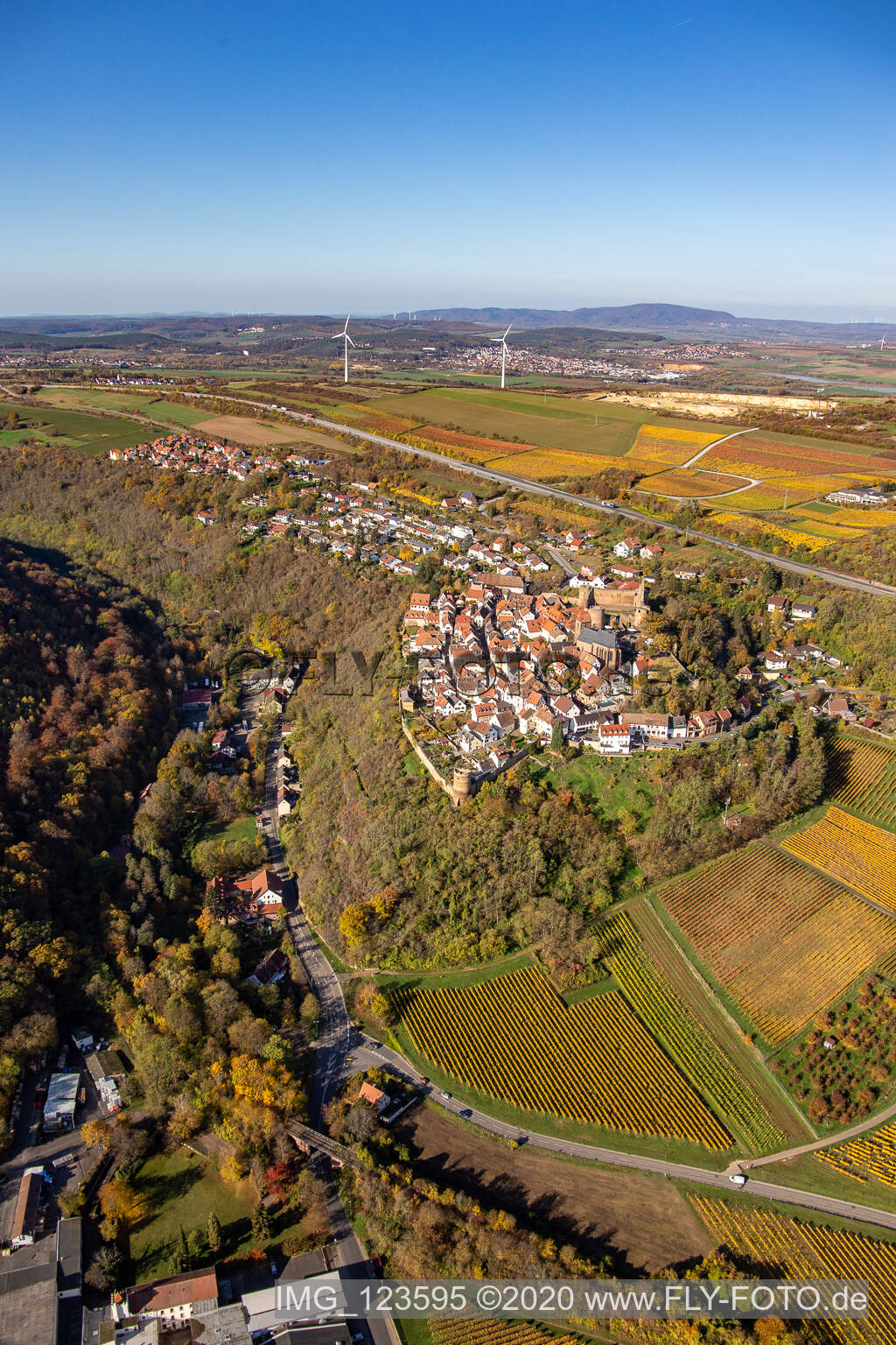 Neuleiningen im Bundesland Rheinland-Pfalz, Deutschland aus der Drohnenperspektive