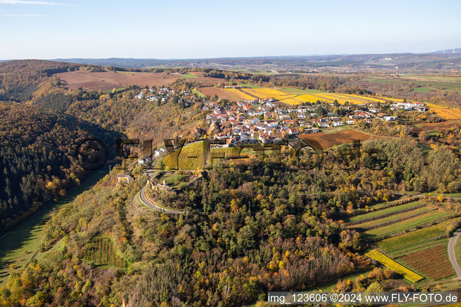 Herbstliche verfärbte Dorf - Ansicht in Battenberg (Pfalz) im Bundesland Rheinland-Pfalz, Deutschland