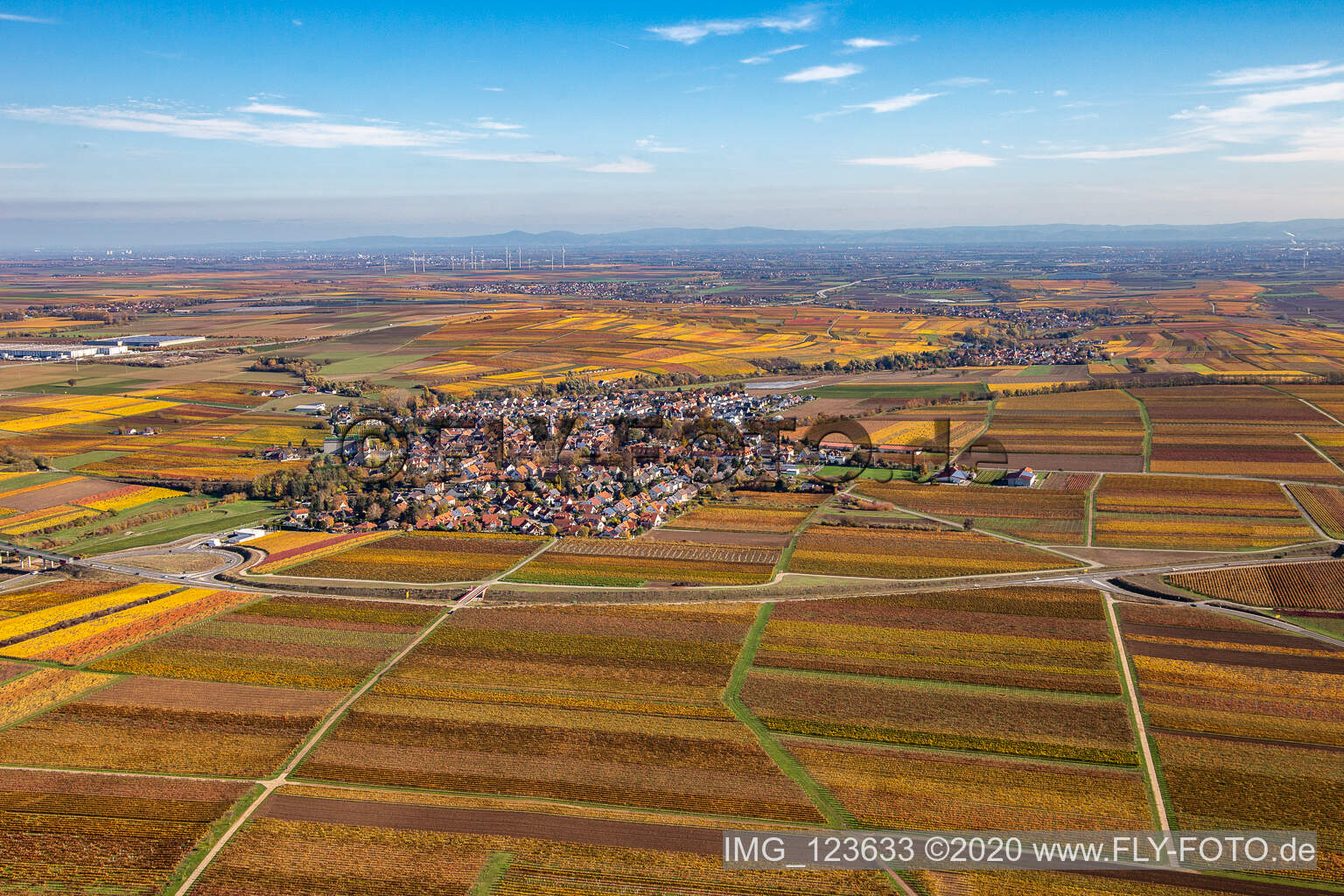 Herbstliche verfärbte Dorf - Ansicht in Kirchheim an der Weinstraße im Bundesland Rheinland-Pfalz, Deutschland von oben gesehen