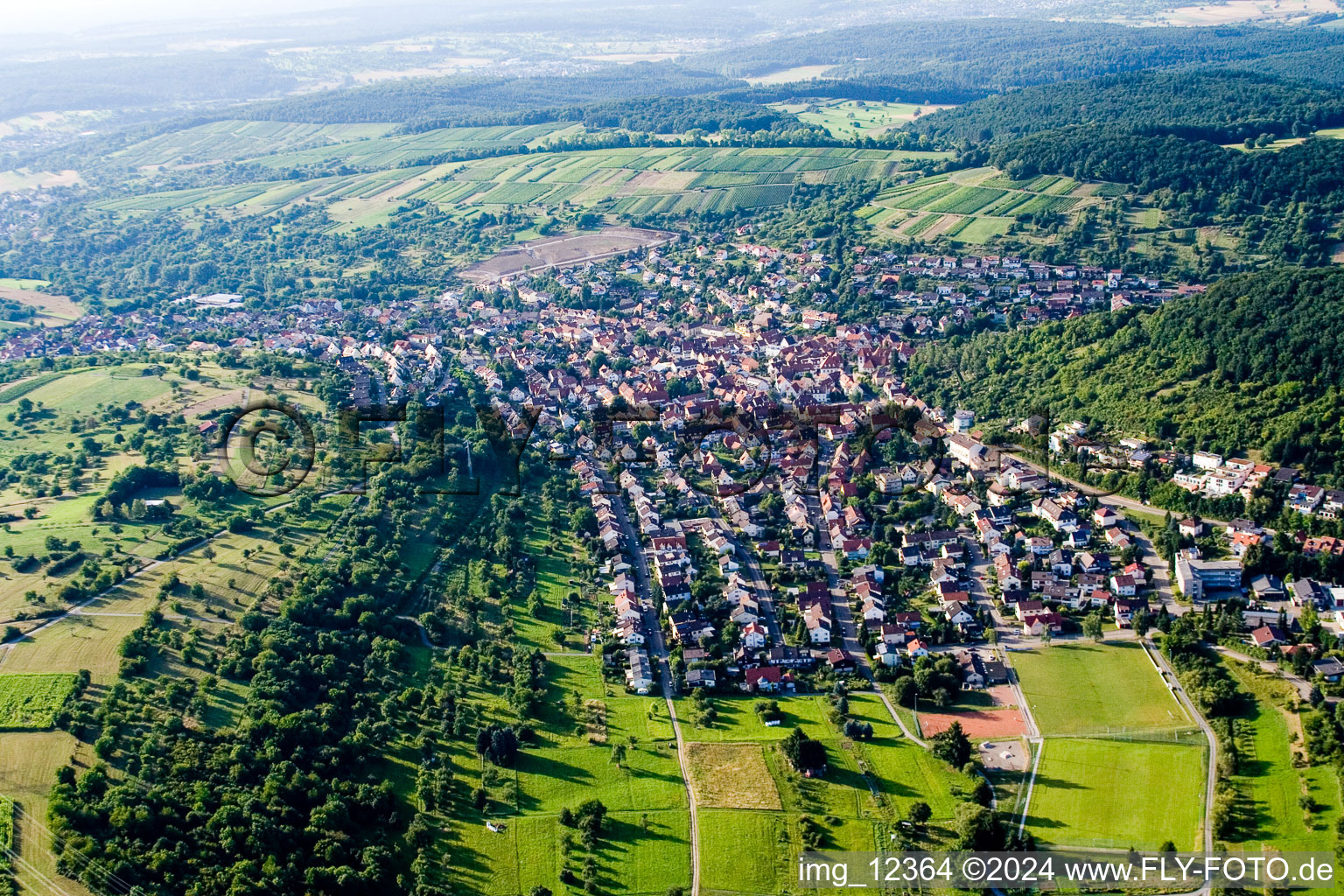 Ortsansicht der Straßen und Häuser der Wohngebiete in Keltern im Bundesland Baden-Württemberg, Deutschland