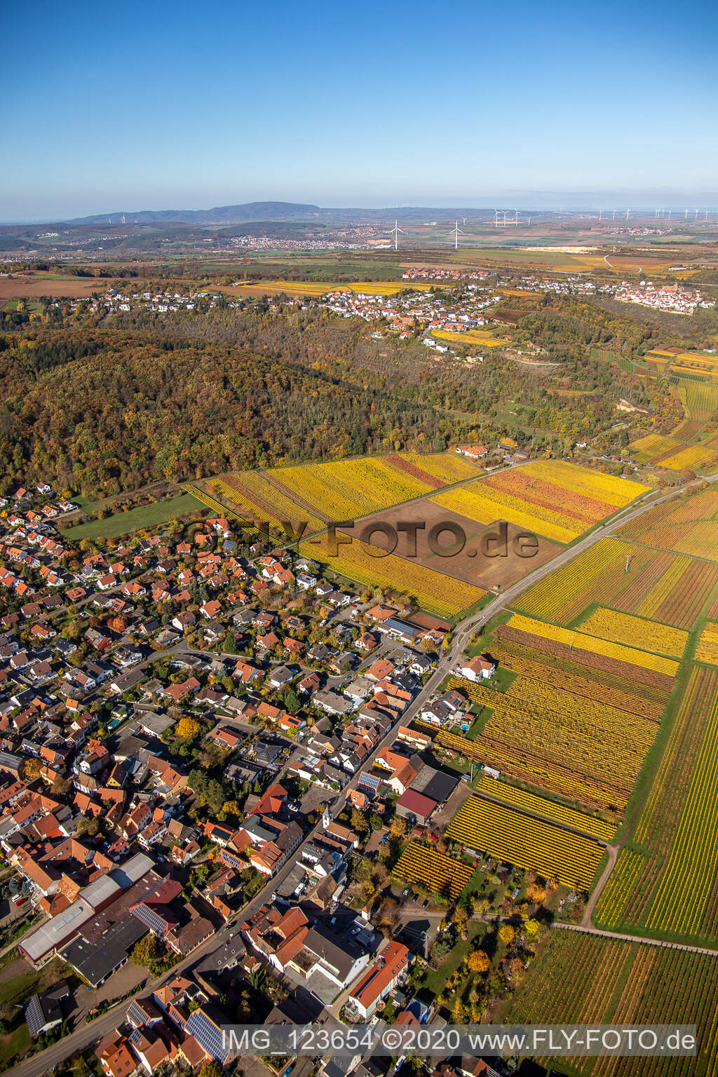 Dorfkern am Rande von Weinbergen und Winzer- Gütern im Weinbaugebiet in Bobenheim am Berg im Bundesland Rheinland-Pfalz, Deutschland