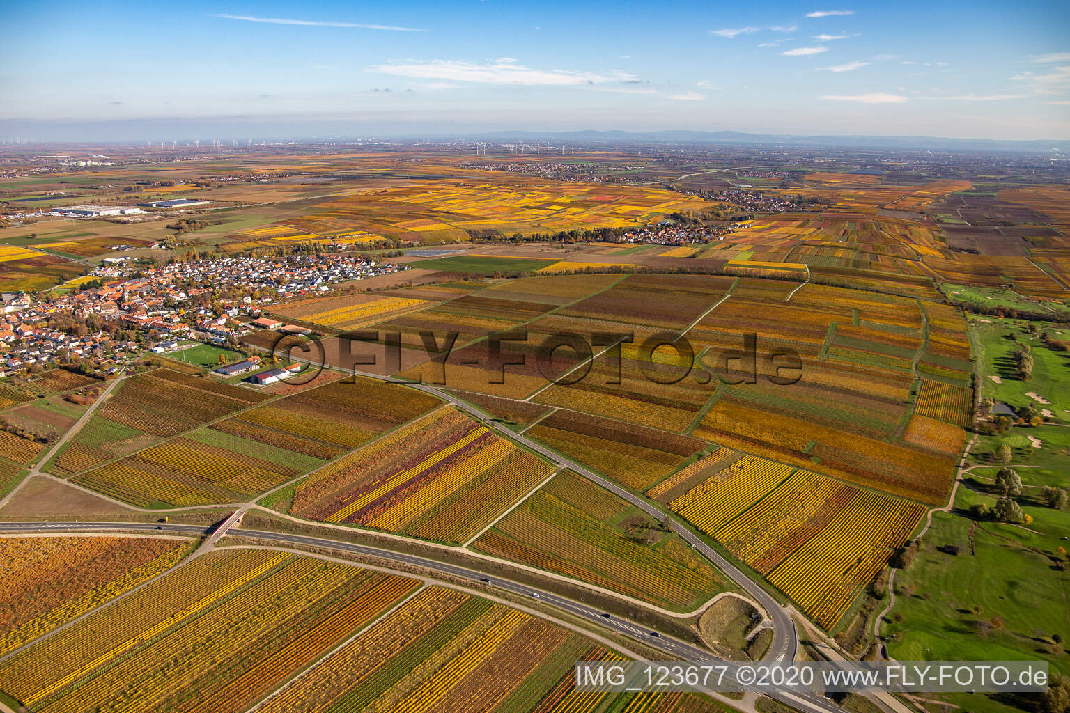 Kirchheim an der Weinstraße im Bundesland Rheinland-Pfalz, Deutschland aus der Drohnenperspektive
