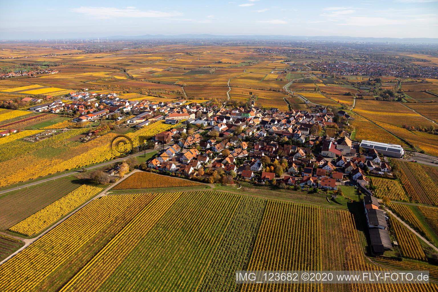 Luftaufnahme von Herbstliche verfärbte Vegetationsansicht der Weinbergen um das Winzerdorf in Herxheim am Berg im Bundesland Rheinland-Pfalz, Deutschland