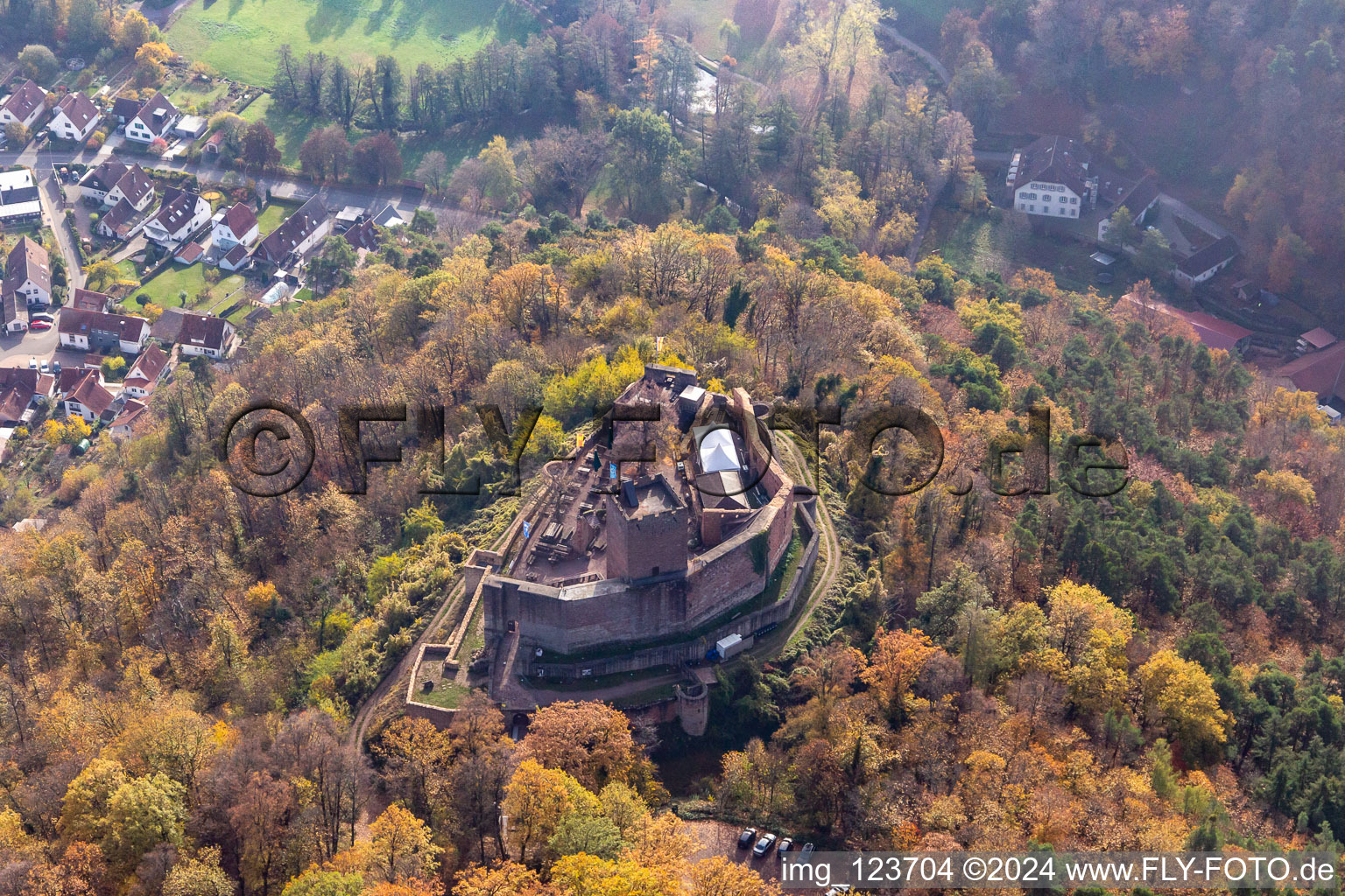 Herbstluftbild der Ruine und Mauerreste der ehemaligen Burganlage Burg Landeck in Klingenmünster im Bundesland Rheinland-Pfalz, Deutschland