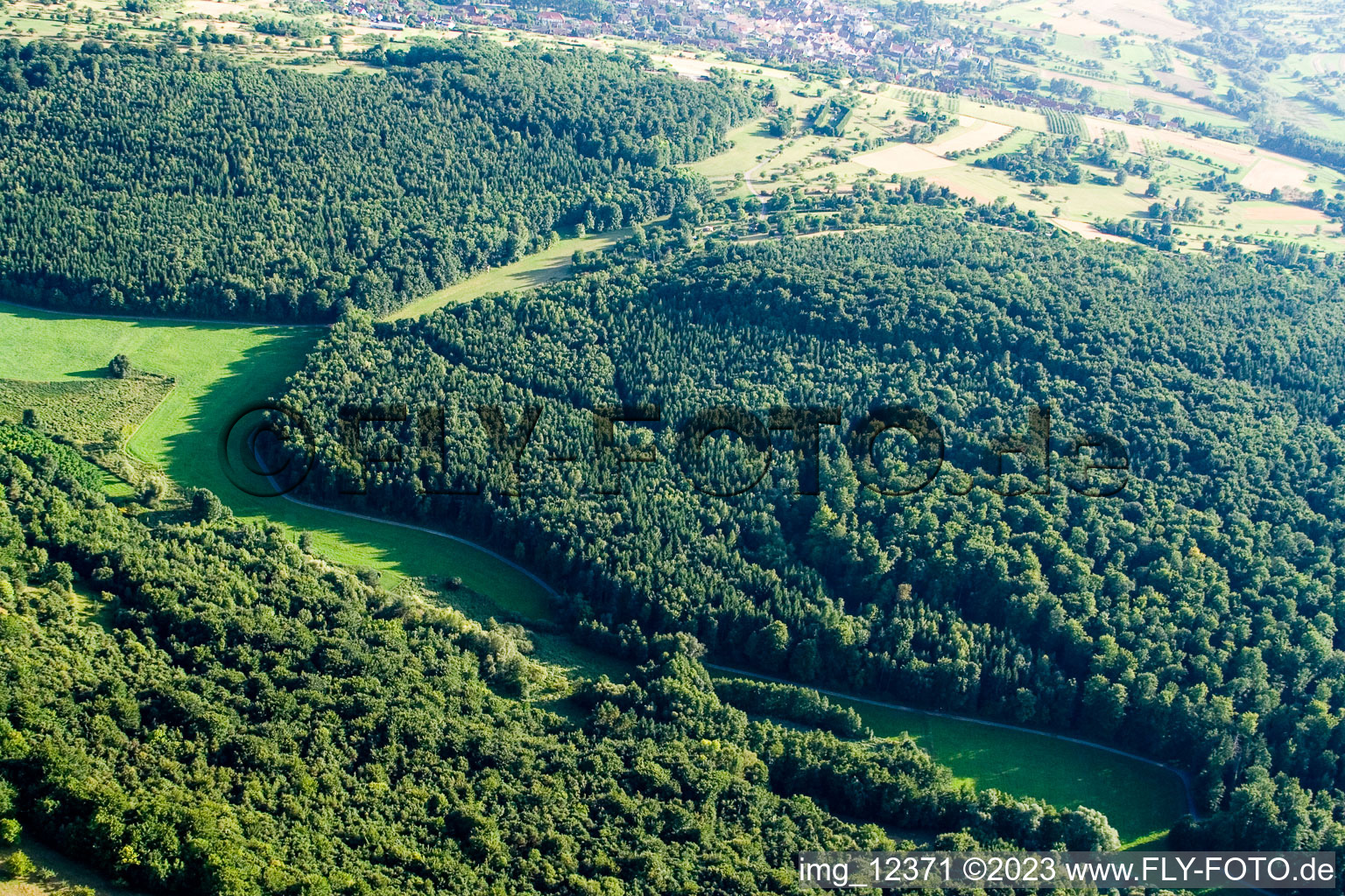 Schrägluftbild von Naturschutzgebiet Kettelbachtal in Gräfenhausen im Bundesland Baden-Württemberg, Deutschland