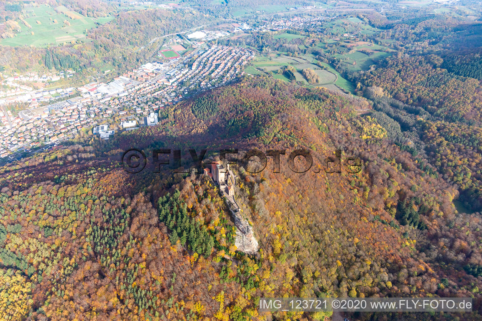 Burg Trifels in Annweiler am Trifels im Bundesland Rheinland-Pfalz, Deutschland aus der Luft