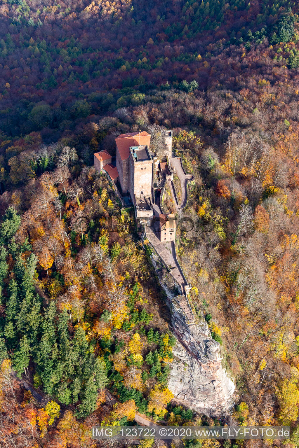 Herbstluftbild der Burganlage der Burg Trifels in Annweiler am Trifels im Bundesland Rheinland-Pfalz, Deutschland