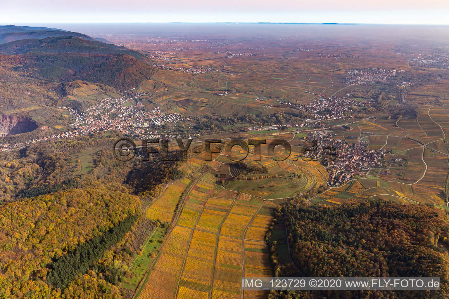 Herbstluftbild mit Blick in die Rheinebene im Talausgang der Queich zwischen Birkweiler und Siebeldingen in der von Bergen umgebenen Tallandschaft der Queich in Albersweiler im Bundesland Rheinland-Pfalz, Deutschland
