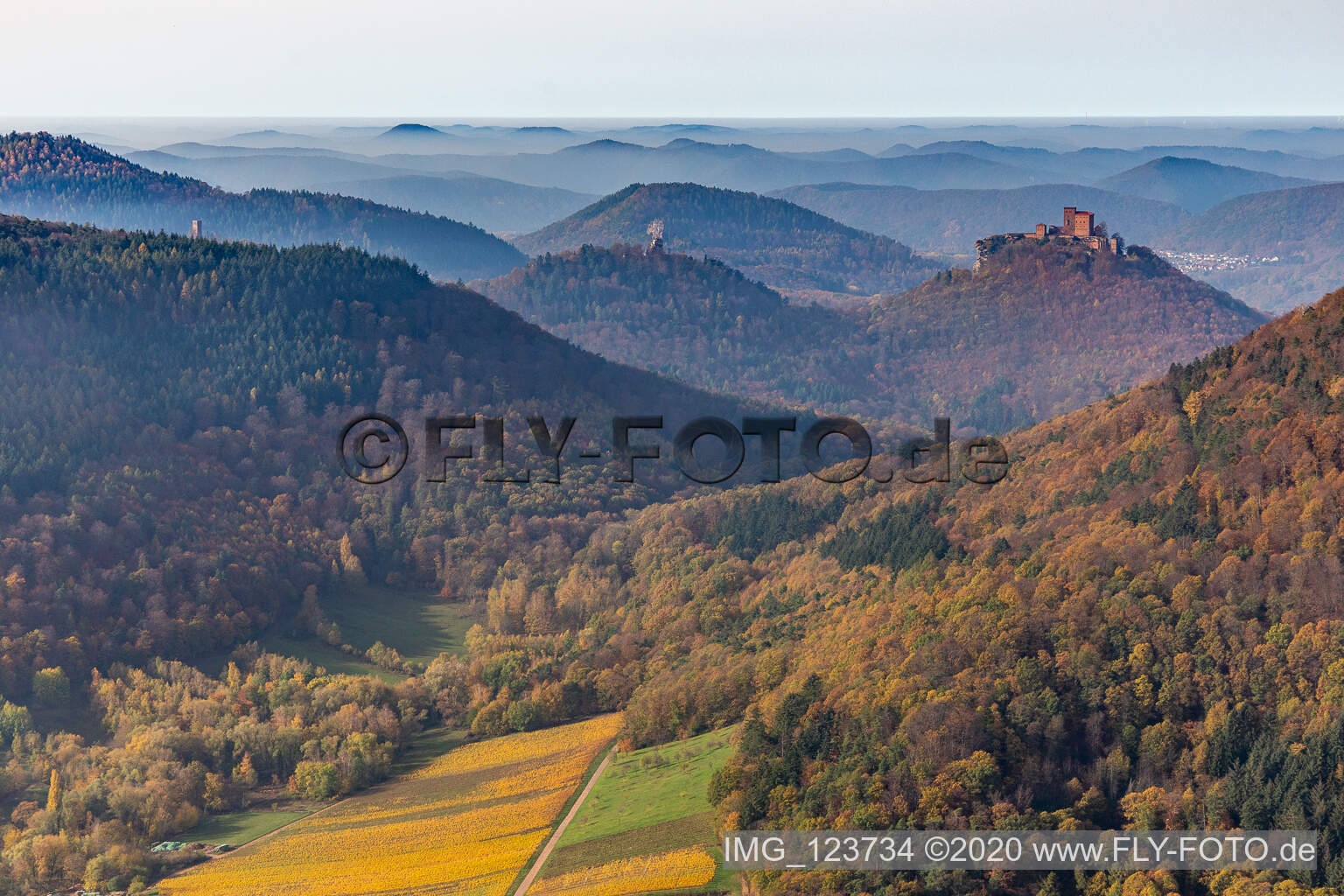 Herbstluftbild der Burgen Trifels, Scharfeneck und Anebos über dem Pfälzerwald vom Birnbachtal aus gesehen in Annweiler am Trifels im Bundesland Rheinland-Pfalz, Deutschland