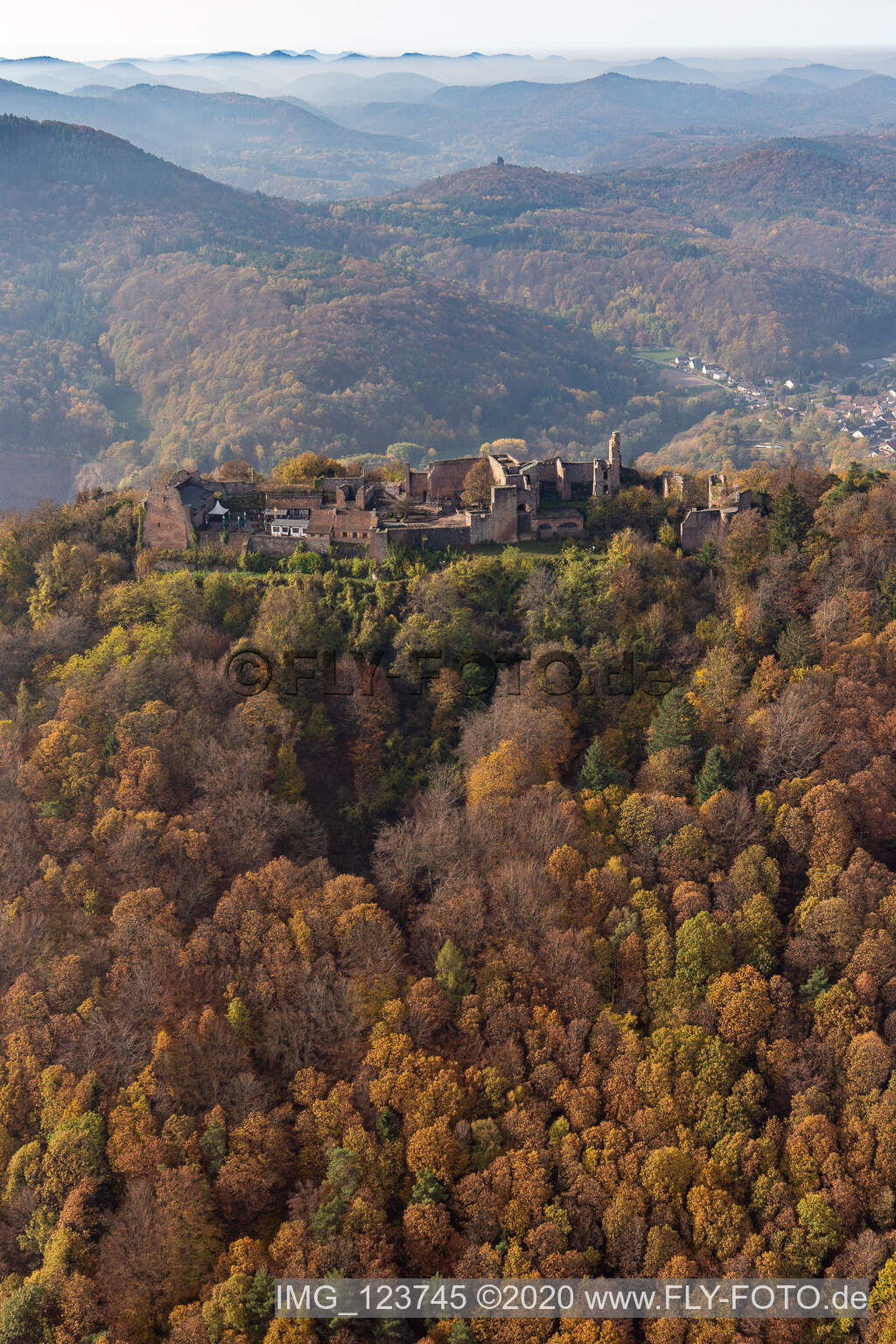 Luftaufnahme von Burgruine Madenburg in Eschbach im Bundesland Rheinland-Pfalz, Deutschland