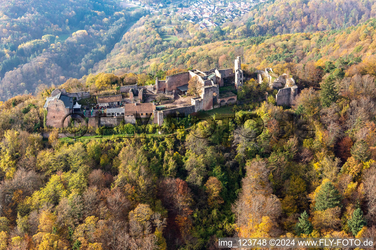 Burgruine Madenburg in Eschbach im Bundesland Rheinland-Pfalz, Deutschland von oben