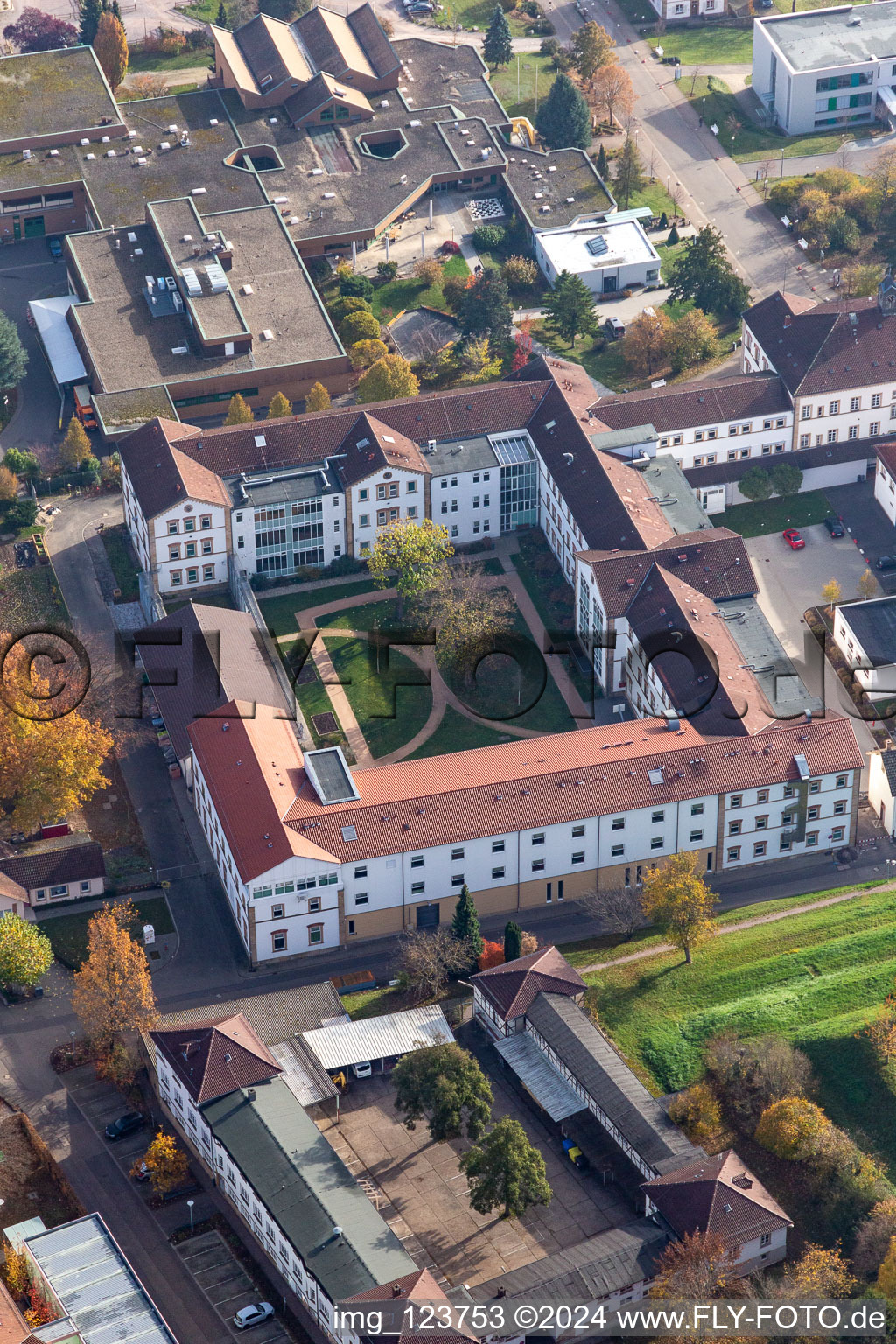 Luftbild von Klinikgelände des Krankenhauses Klinik für Kinder-/Jugendpsychiatrie und -psychotherapie im Ortsteil Pfalzklinik Landeck in Klingenmünster im Bundesland Rheinland-Pfalz, Deutschland