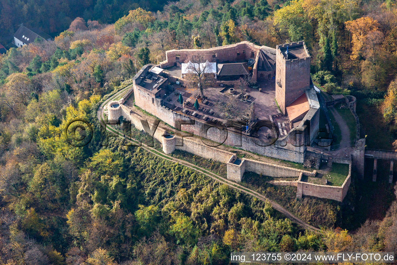 Herbstluftbild der Ruine und Mauerreste der ehemaligen Burganlage Burg Landeck in Klingenmünster im Bundesland Rheinland-Pfalz, Deutschland