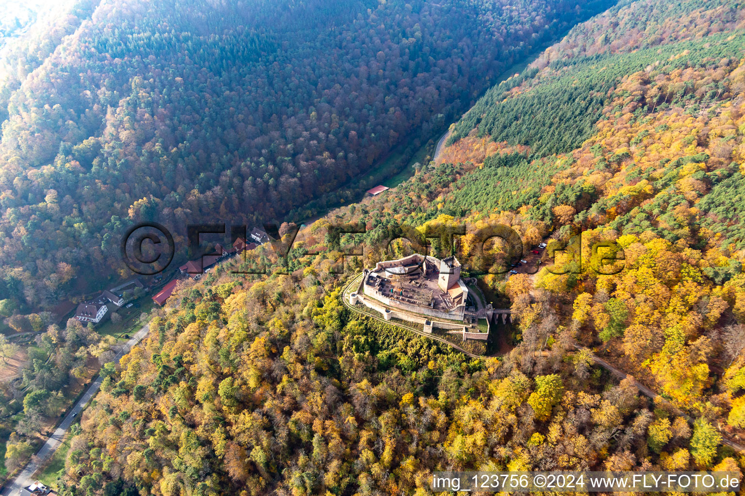 Herbstluftbild der Ruine und Mauerreste der ehemaligen Burganlage Burg Landeck in Klingenmünster im Bundesland Rheinland-Pfalz, Deutschland