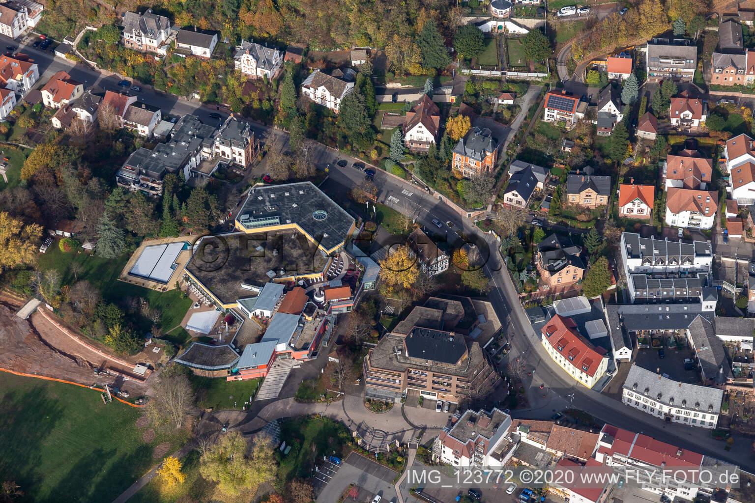 Luftbild von Therme und Schwimmbecken der Südpfalz Therme in Bad Bergzabern im Bundesland Rheinland-Pfalz, Deutschland