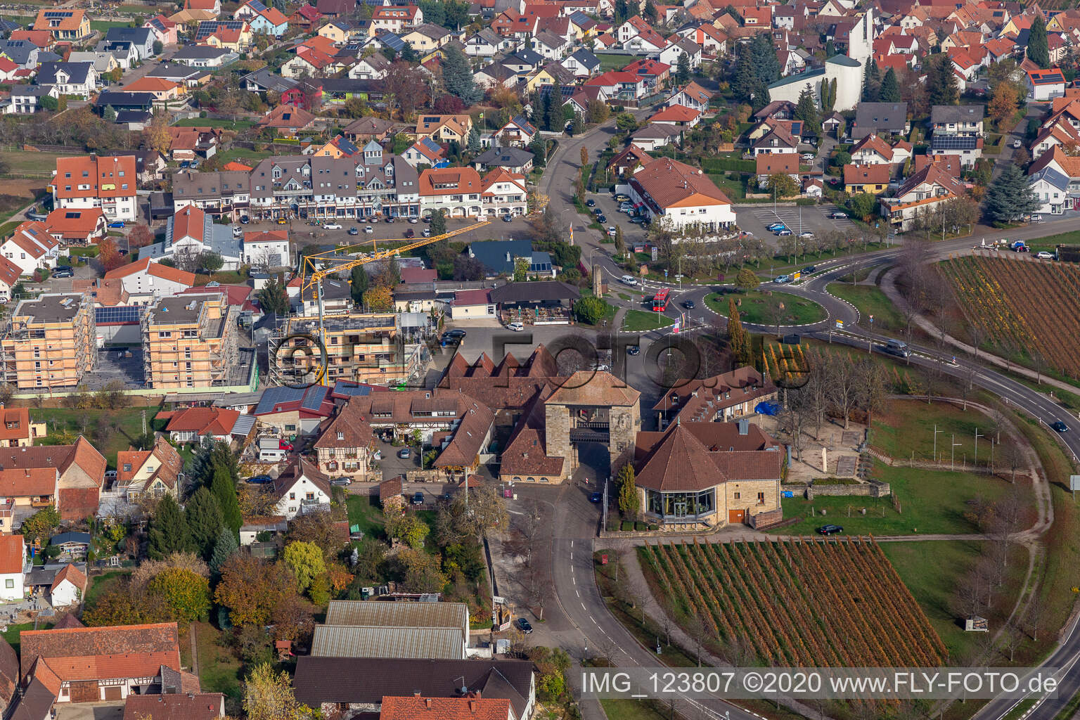 Luftbild von Deutsches Weintor im Ortsteil Schweigen in Schweigen-Rechtenbach im Bundesland Rheinland-Pfalz, Deutschland
