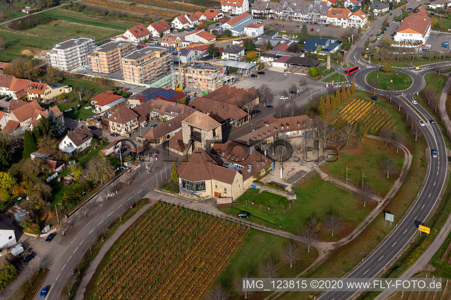 Luftaufnahme von Deutsches Weintor im Ortsteil Schweigen in Schweigen-Rechtenbach im Bundesland Rheinland-Pfalz, Deutschland