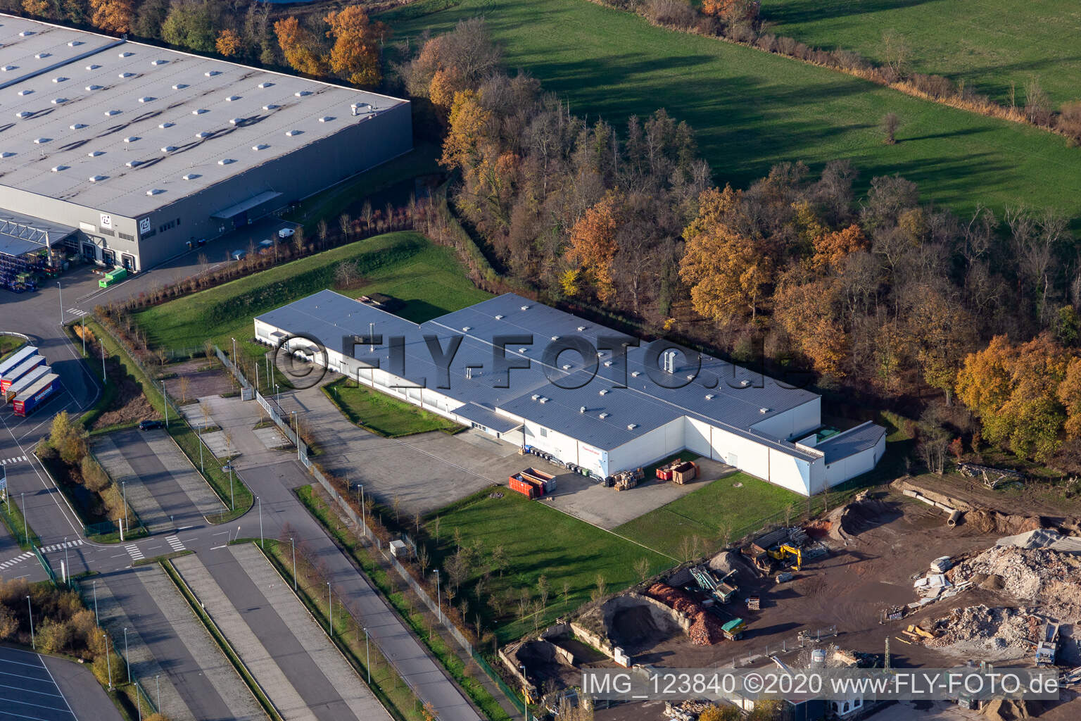 Gebäude und Produktionshallen auf dem Werksgelände " ThermoFisher " im Ortsteil Minderslachen in Kandel im Bundesland Rheinland-Pfalz, Deutschland