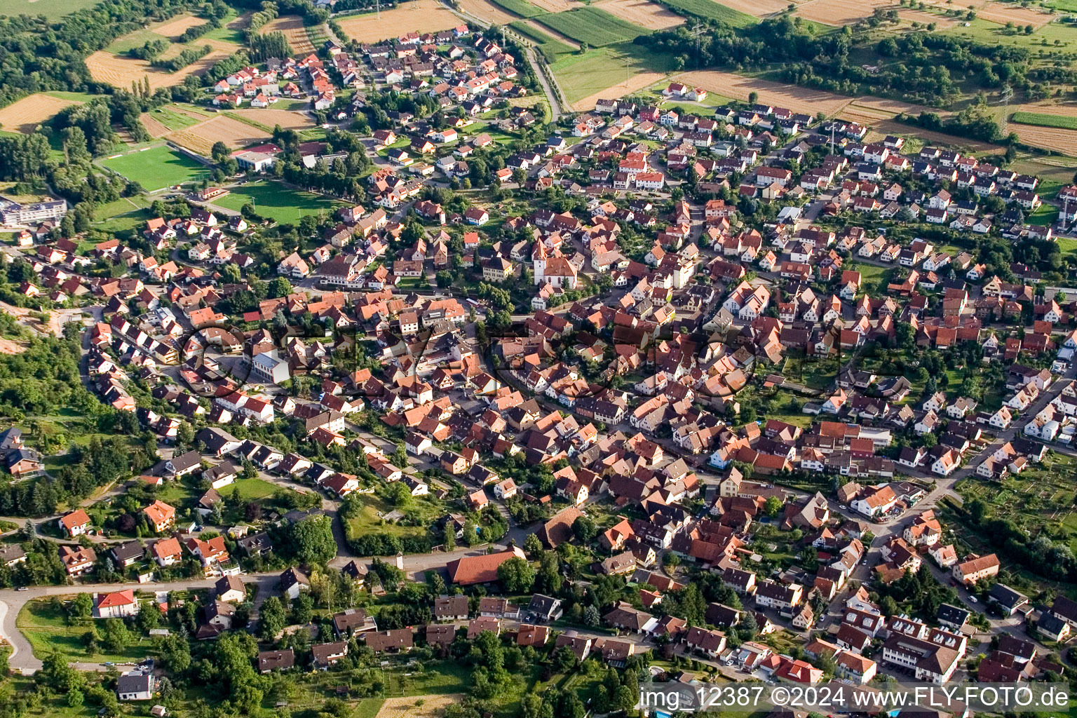 Ellmendingen im Bundesland Baden-Württemberg, Deutschland von oben