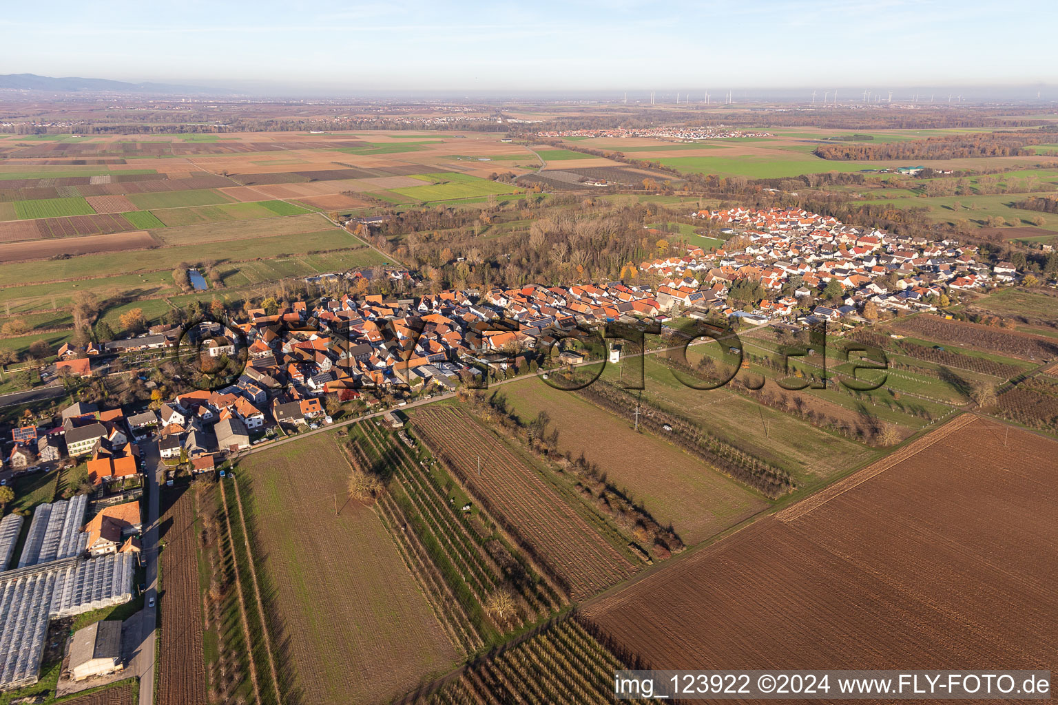 Luftbild von Ortsansicht am Rande von landwirtschaftlichen Feldern und Nutzflächen in Winden im Bundesland Rheinland-Pfalz, Deutschland