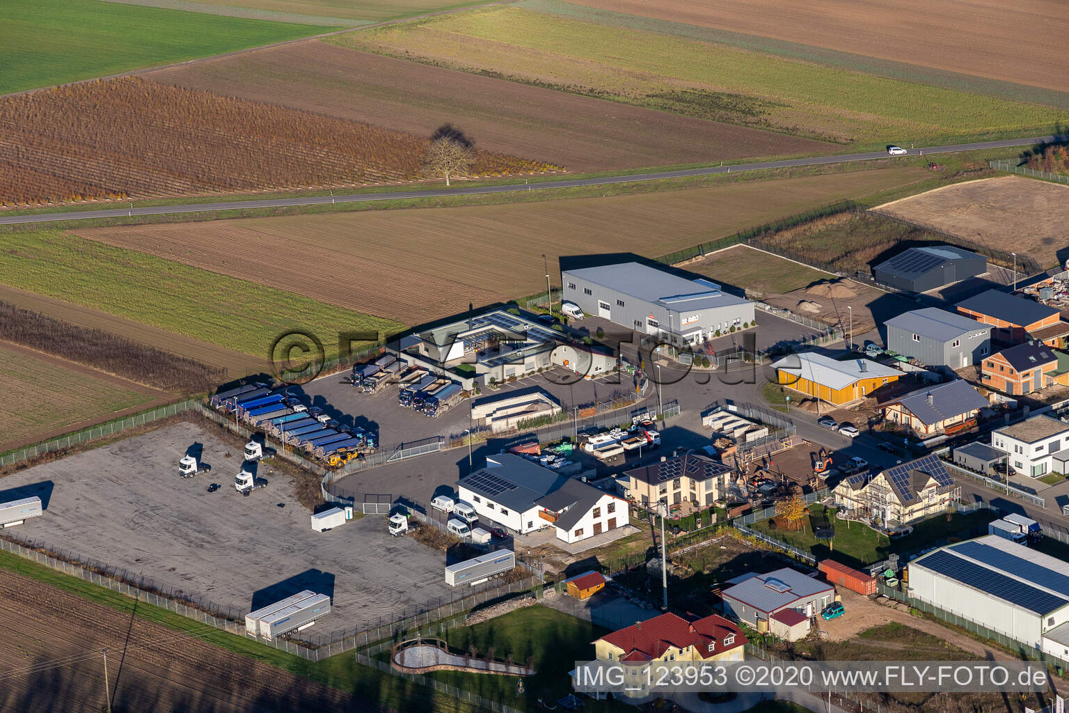 Luftaufnahme von Gewerbegebiet Im Gereut in Hatzenbühl im Bundesland Rheinland-Pfalz, Deutschland
