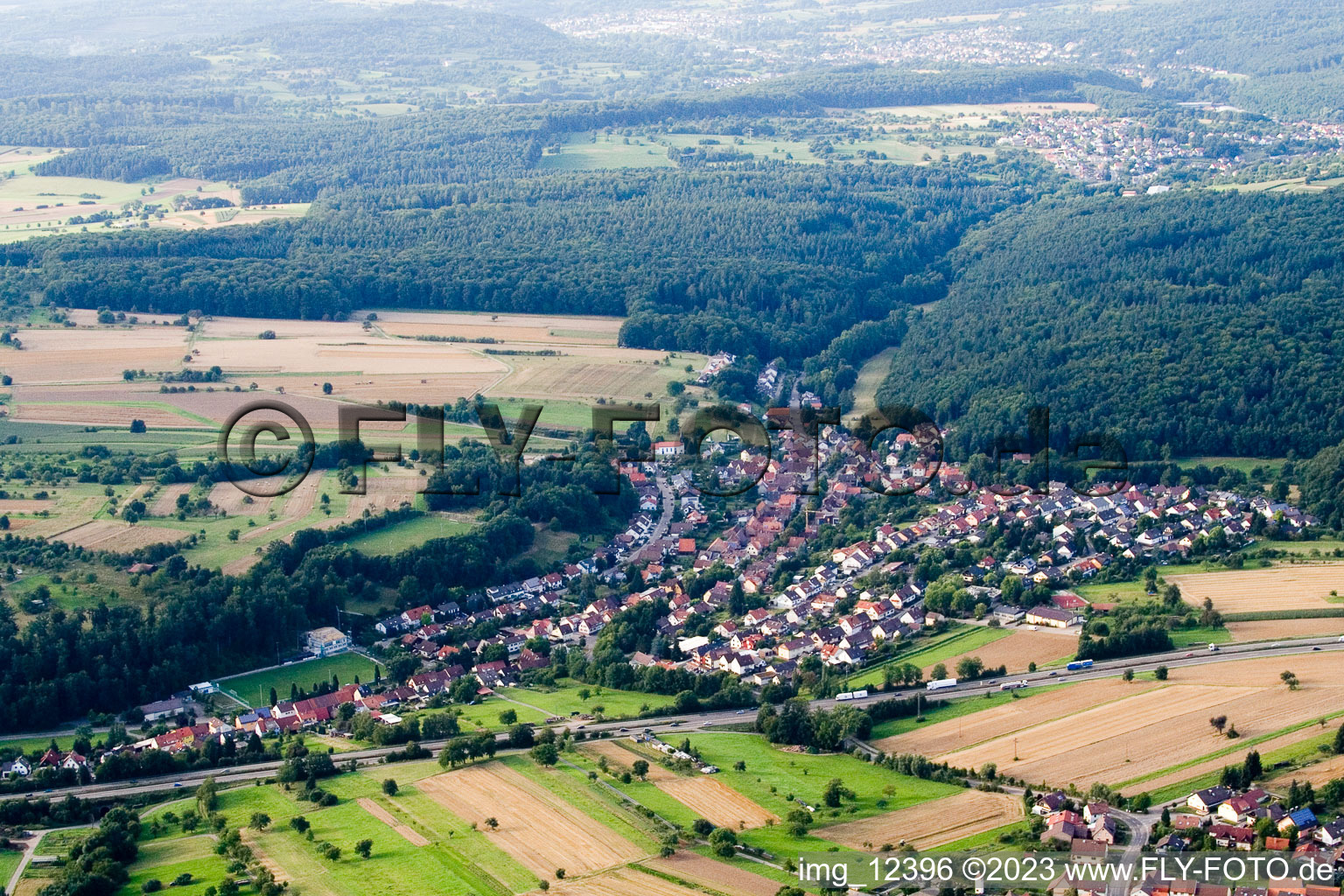 Luftbild von Ortsteil Untermutschelbach in Karlsbad im Bundesland Baden-Württemberg, Deutschland