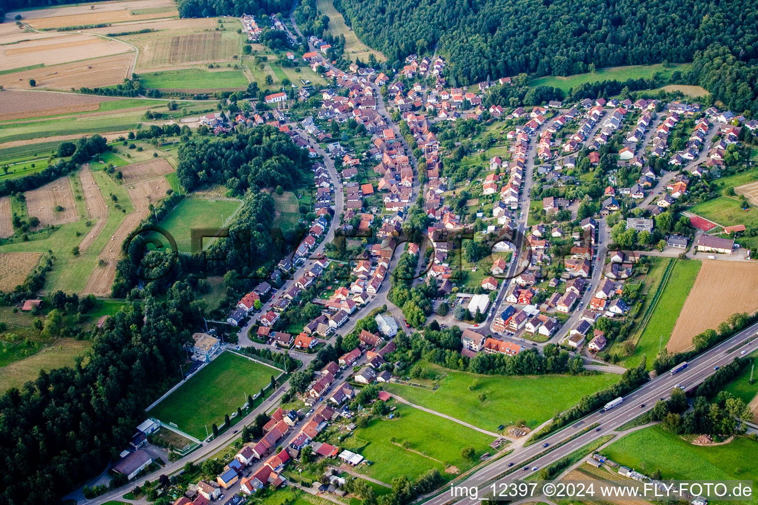 Luftbild von Dorf - Ansicht im Ortsteil Mutschelbach in Karlsbad im Ortsteil Untermutschelbach im Bundesland Baden-Württemberg, Deutschland