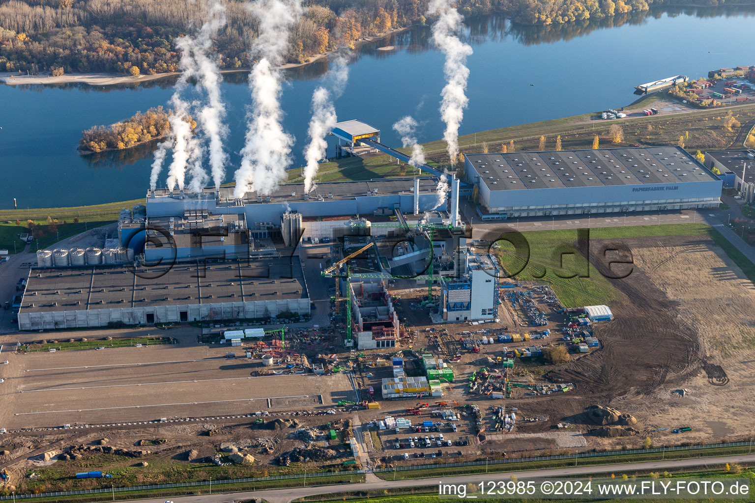 Luftaufnahme von Neubau des Gas- Wasserstoff- Kraftwerks der Papierfabrik Palm GmbH & Co. KG im Ortsteil Industriegebiet Wörth-Oberwald in Wörth am Rhein im Bundesland Rheinland-Pfalz, Deutschland