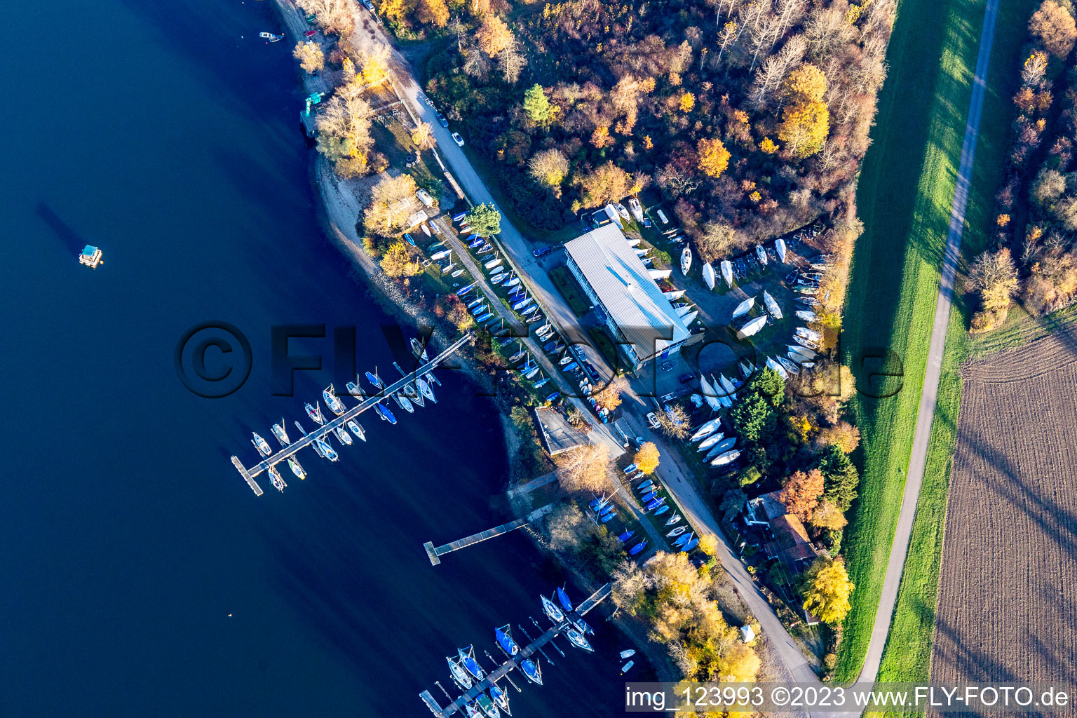 Yachthafen mit Sportboot- Anlegestellen und Bootsliegeplätzen am Uferbereich des Segelclub RKC Wörth e.V. in Wörth am Rhein im Ortsteil Maximiliansau im Bundesland Rheinland-Pfalz, Deutschland