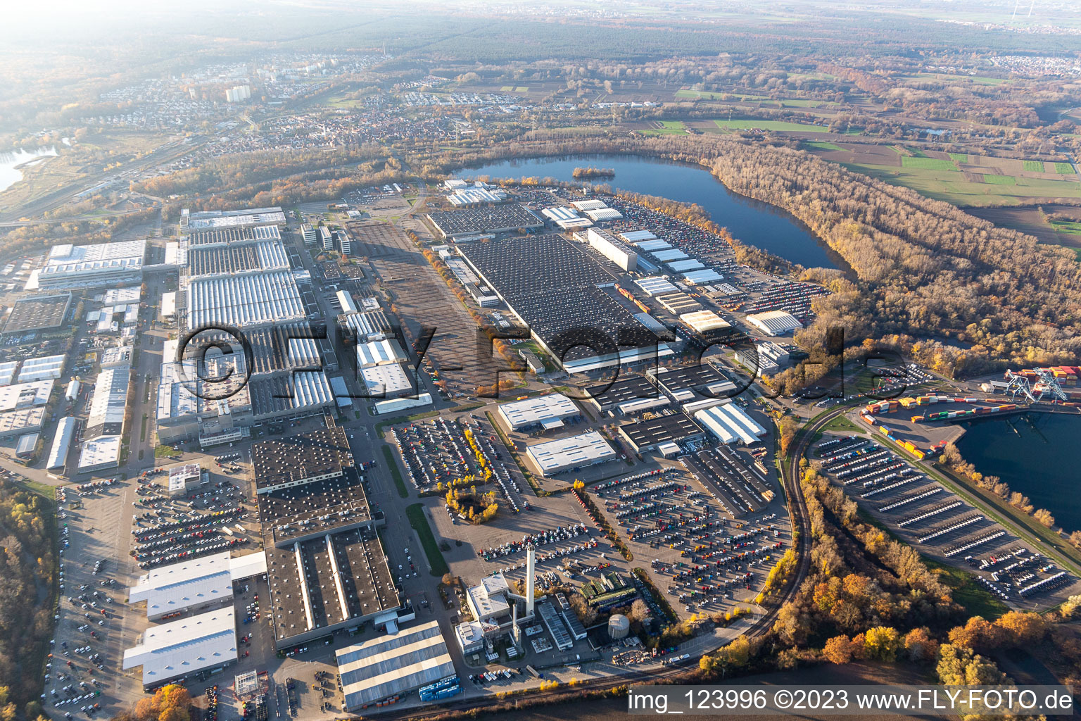 Luftbild von Gebäude und Produktionshallen auf dem Werksgelände des Daimler Automobilwerk Wörth in Wörth am Rhein im Bundesland Rheinland-Pfalz, Deutschland