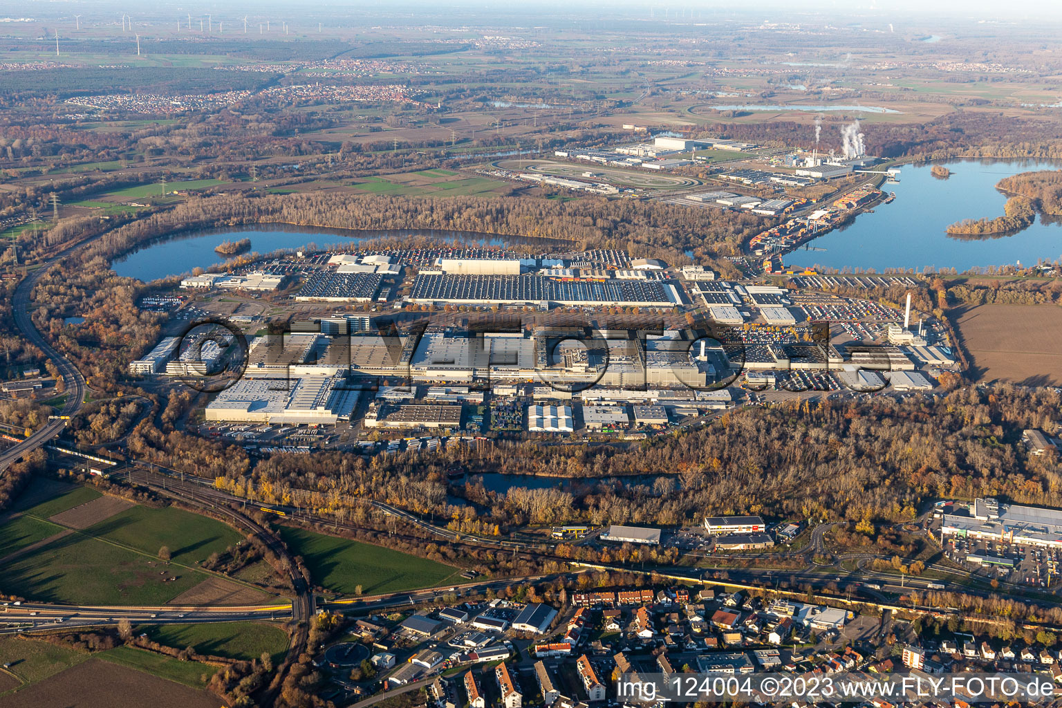 Luftaufnahme von Gebäude und Produktionshallen auf dem Werksgelände des Daimler Automobilwerk Wörth in Wörth am Rhein im Bundesland Rheinland-Pfalz, Deutschland
