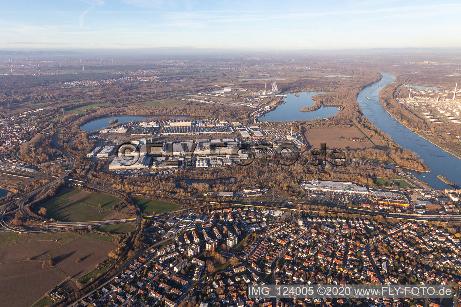 Luftbild von Daimler LKW Werk Wörth im Ortsteil Maximiliansau in Wörth am Rhein im Bundesland Rheinland-Pfalz, Deutschland