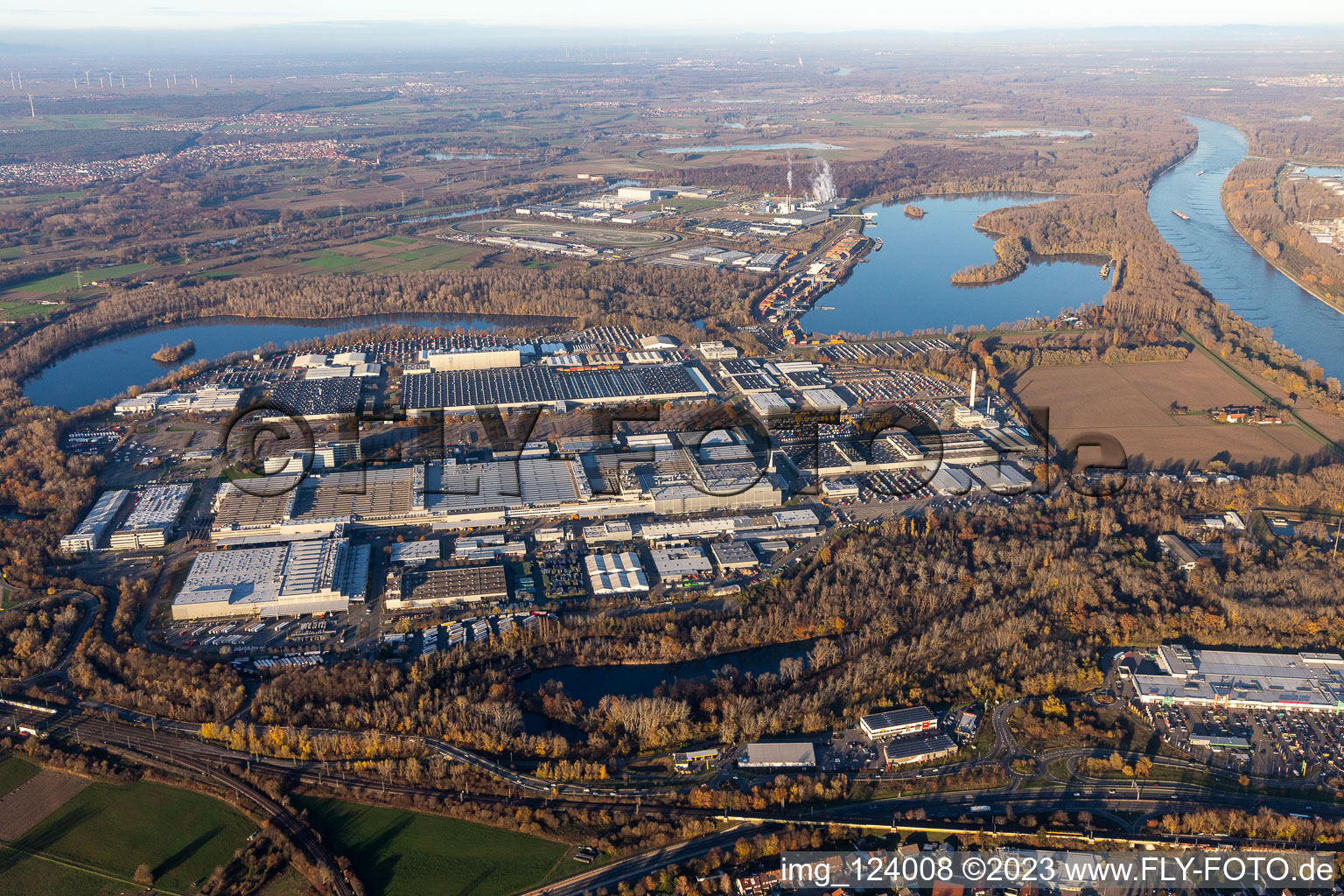 Schrägluftbild von Gebäude und Produktionshallen auf dem Werksgelände des Daimler Automobilwerk Wörth in Wörth am Rhein im Bundesland Rheinland-Pfalz, Deutschland